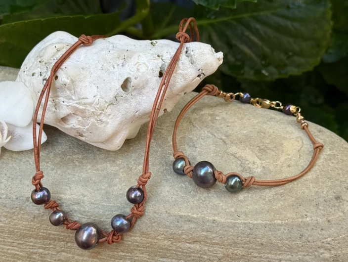 Knotted Black Pearl and leather necklace - Image 3
